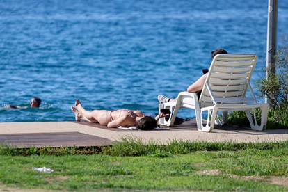 FOTO Pohrlili na plaže u Zadru i Omišu, govore: 'Vratilo se ljeto'