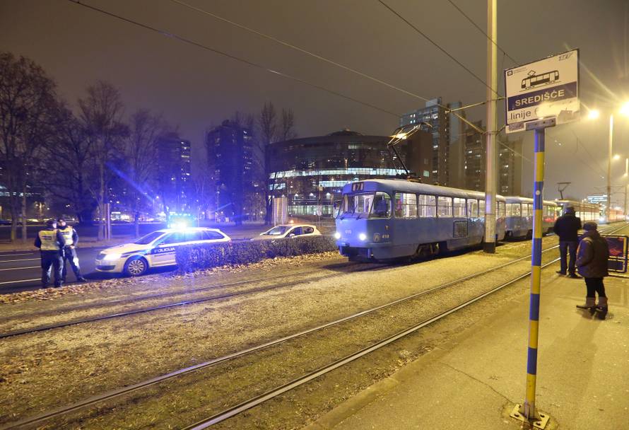 U Zagrebu tramvaj naletio na ženu dok je pretrčavala prugu