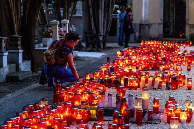 Pula: Obilazak grobova noću uoči blagdana Svih svetih