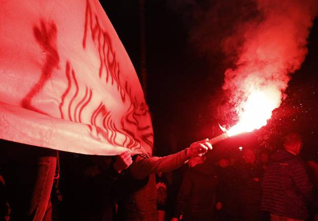 Novo Mesto: Baklje i zviždanje na glavnom trgu, skupina razvukla transparente