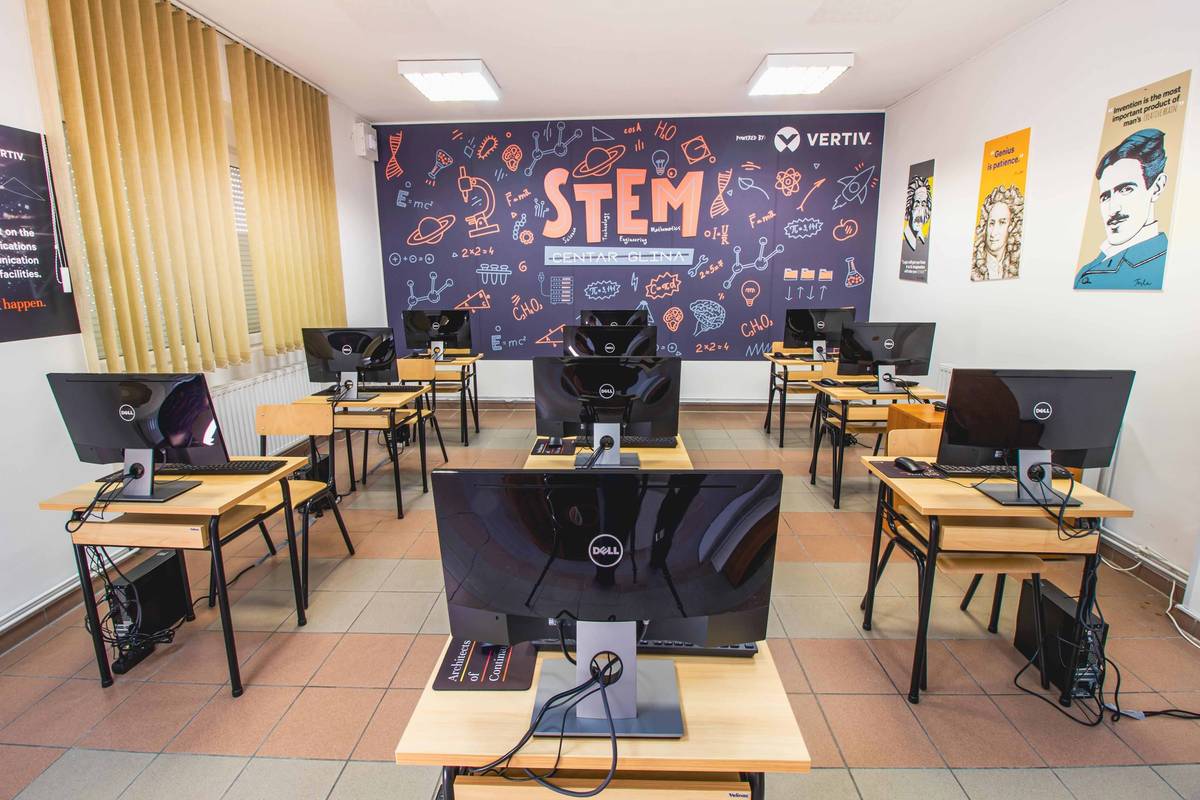 Donacije stižu i dalje: Vertiv u Glini opremio STEM učionicu