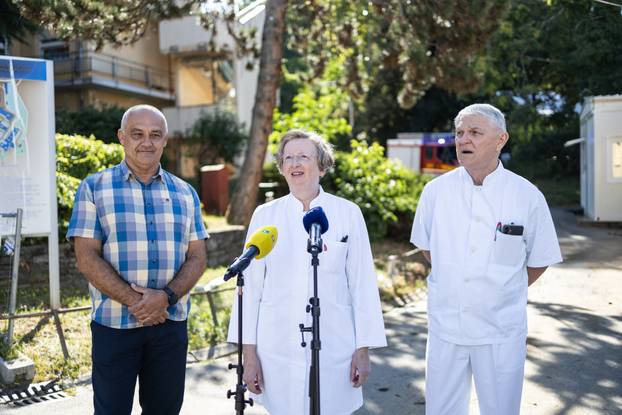 
Zagreb: Pukla cijev, voda prodrla u bolnički podrum u Rockefellerovoj