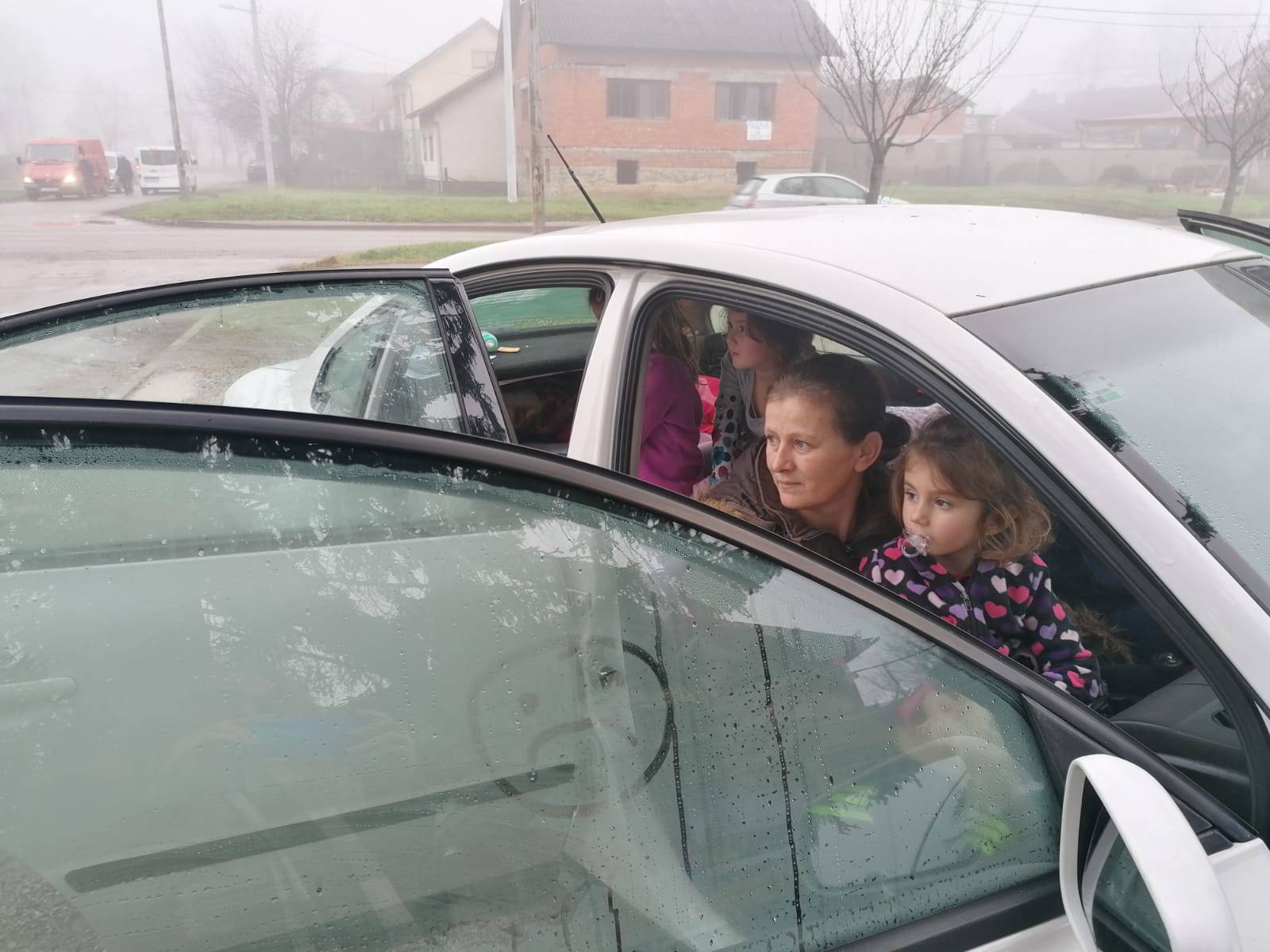 'Spavamo u autu s troje djece, a nemamo novca ni za benzin pa ne možemo više paliti grijanje'