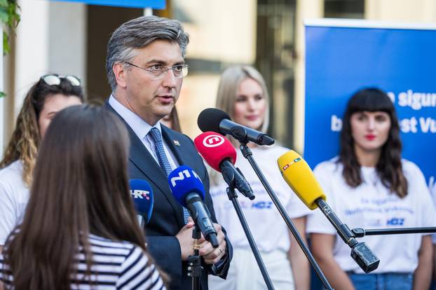 Andrej Plenković i suradnici posjetili  Vukovar i Vinkovce uoči parlamentarnih izbora