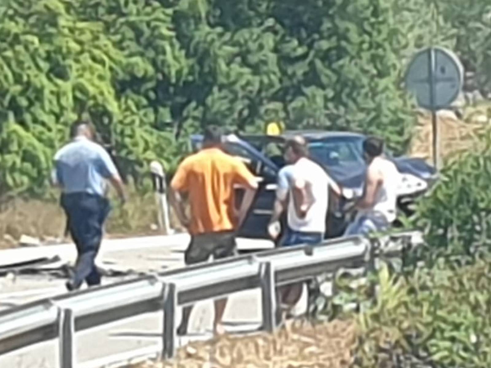 Auto završio na boku, a jednog muškarca su prevezli u bolnicu