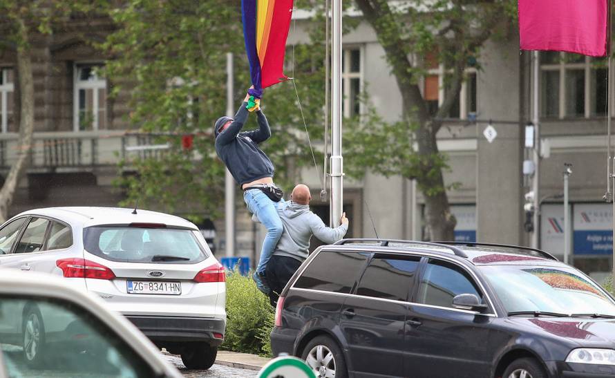 Nepoznati muškarci pokušali skinuti zastavu duginih boja
