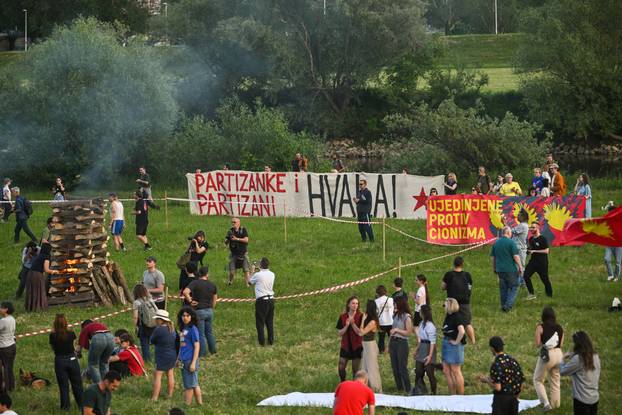 Zagreb: Paljenje Trnjanskih kresova na nasipu kod Mosta slobode