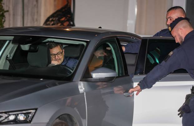 Zagreb: Izlazak Andrije Mikulića i inspektora iz kuće nakon opsežne pretrage