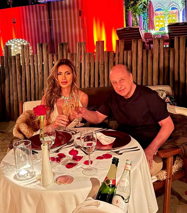 FOTO Vodio brazilski nogomet, sad ljubi 53 godine mlađu: 'Svaki dan naučim nešto novo...'