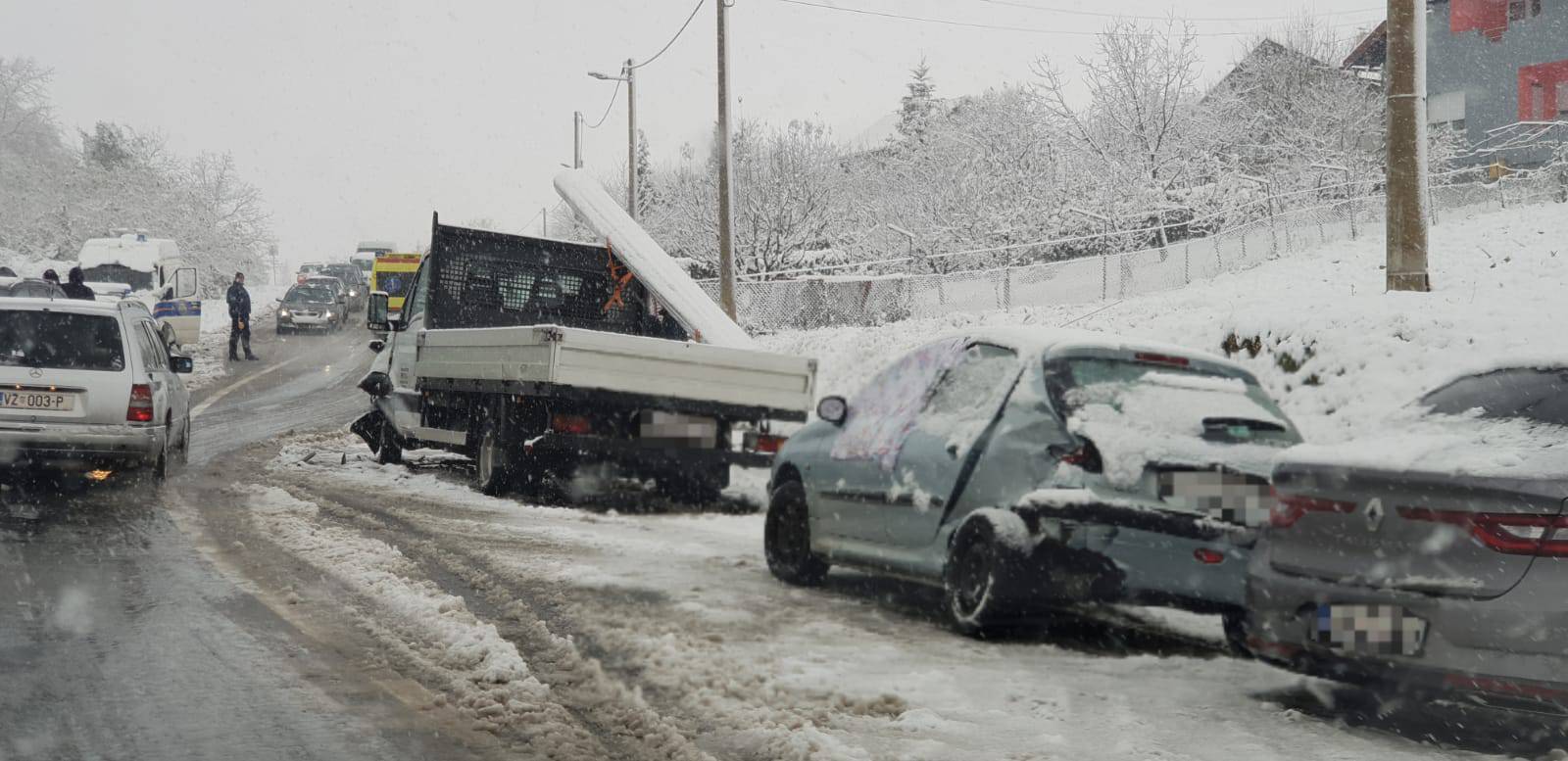 Kaotično na cestama: Nesreće, zastoji i jedna odbjegla svinja...