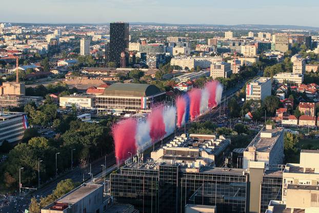 Zagreb: Vojni mimohod završio uz veličanstveni pirotehnički šou 