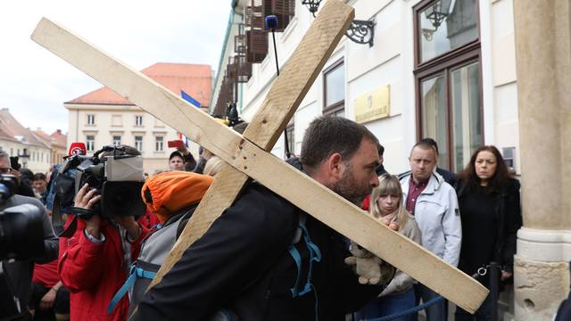 Pavlić nakon sastanka u Vladi: 'Sad se vraćam svojoj obitelji'