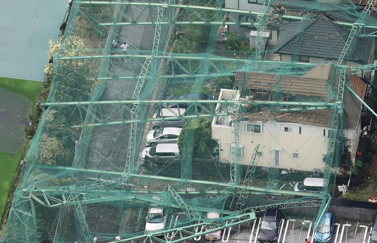 Snažan tajfun pogodio Tokio: Žena poginula, nestalo i struje