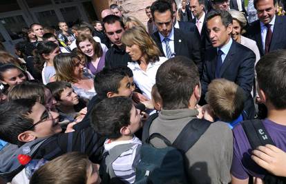 Sarkozy posjetio školu, a učenici su ga gađali bocom
