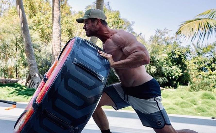 Hemsworth je objavio video na kojem boksa pa pokazao mišiće