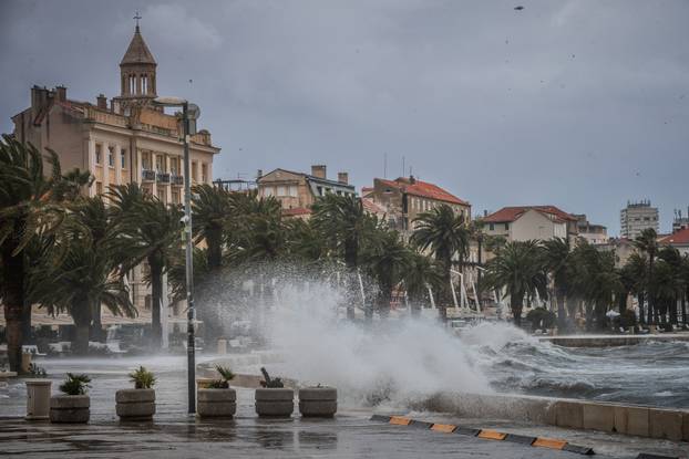 Split: Orkansko jugo potopilo rivu te stvaralo probleme u pomorskom prijevozu