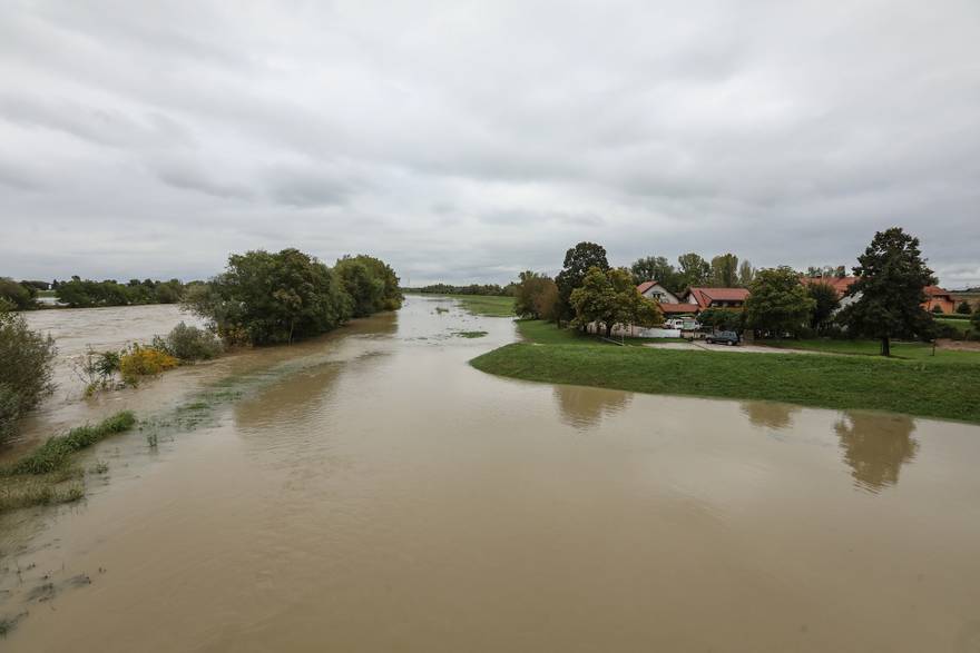 Zagreb: Sava se i kod Podsusedskog mosta izlila iz korita