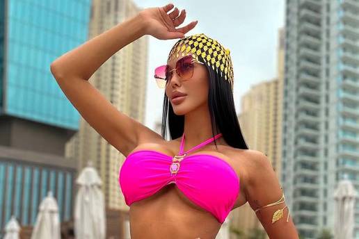 &Scaron;IRI SE FOTKA Srpska starleta na pla&zcaron;i: 'Kakva joj je to kvrga na stra&zcaron;njici? Neka tu&zcaron;i kirurga!'