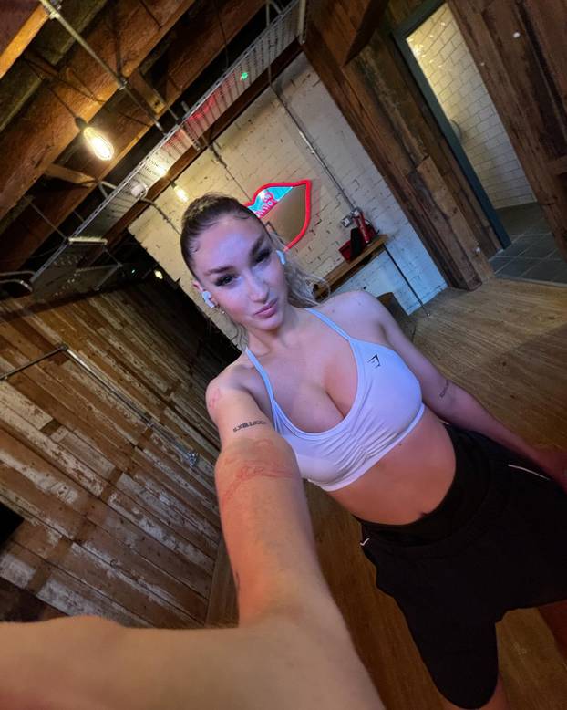 FOTO Bujna kći legende Uniteda provocira oskudnim izdanjima