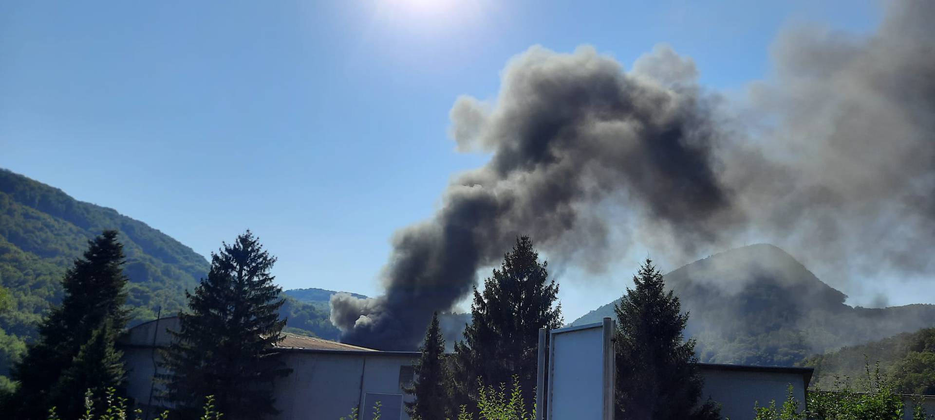 Crni dim uplašio je stanovnike Krapine: Vatrogasci na terenu
