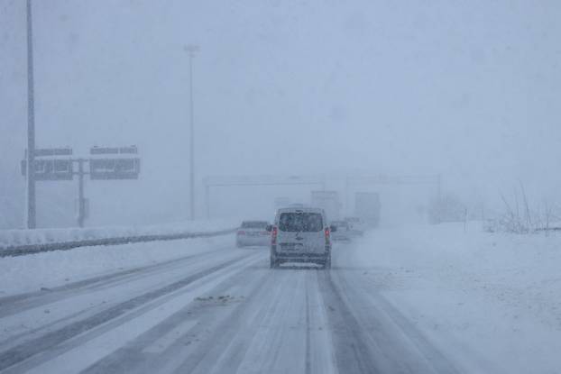 Gospić: Zbog gustog snijega otežani uvjeti vožnje na autocesti