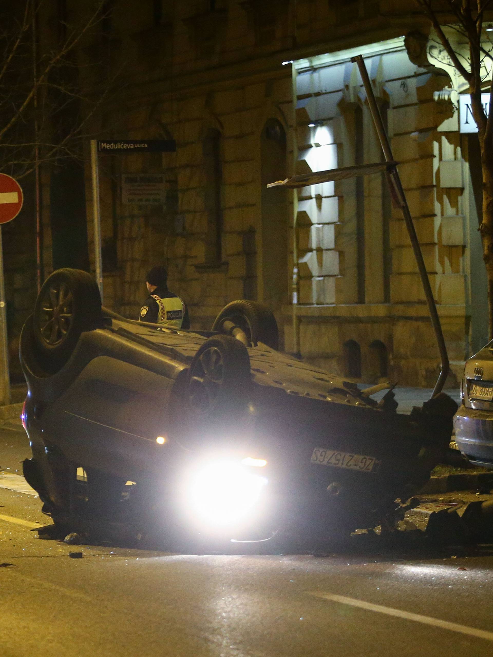 Užas u Zagrebu: Netko je ležao na cesti, semafor skroz uništen