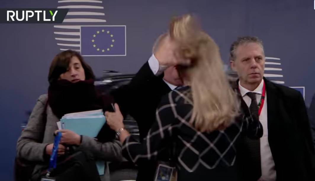 Juncker bacao papire na pod, gladio ženu po kosi, mahao...