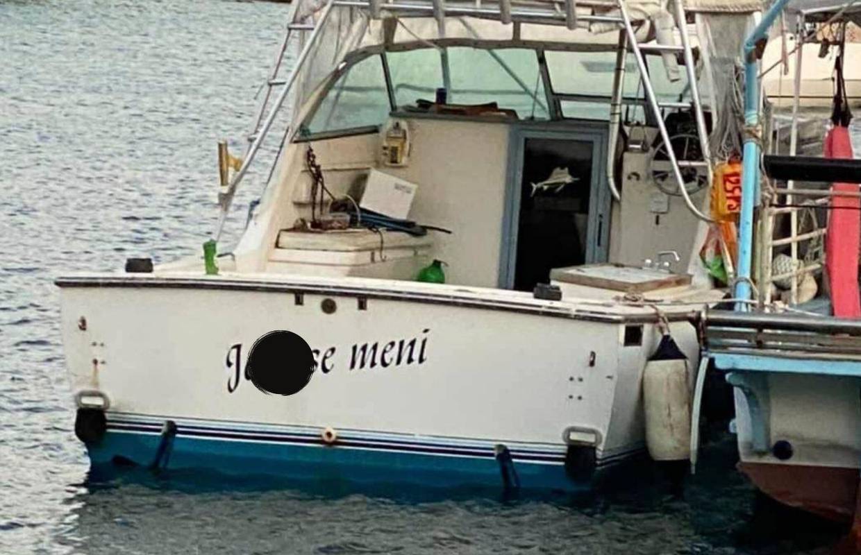 Pogledajte dalmatinski brodić sa stavom: 'Je** se meni'