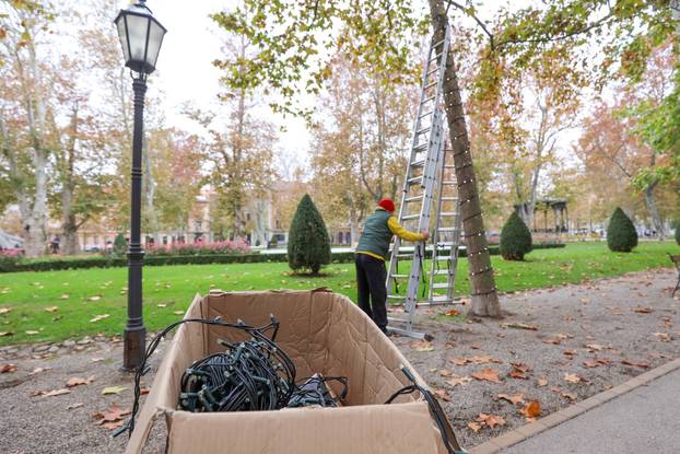 Zagreb: Zasvjetlile prve adventske lampice u parku Zrinjevac