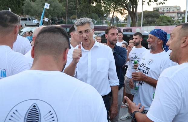 Ploče: Premijer Plenković se s pobjedničkim ekipama nakon završetka 29. Maratona lađa