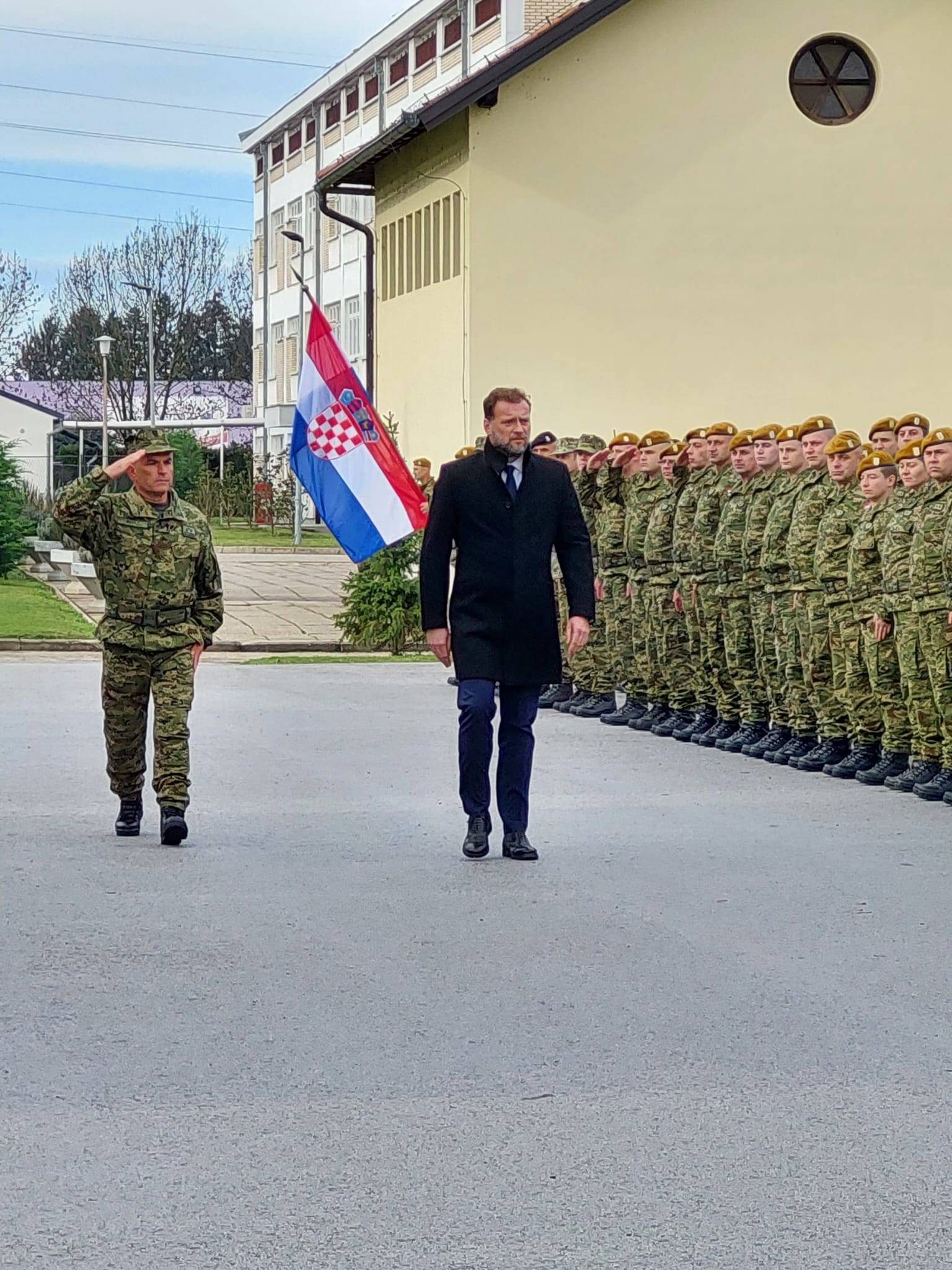 Dvaput je dvaput: Banožić na ispraćaju vojnika na Kosovo. Nakon njega dolazi - Milanović