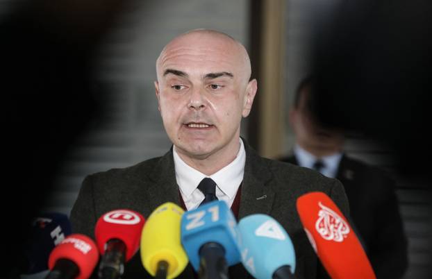 Zagreb: Ministar Beroš se obratio medijima nakon sastanka o skraćivanju listi čekanja za usluge