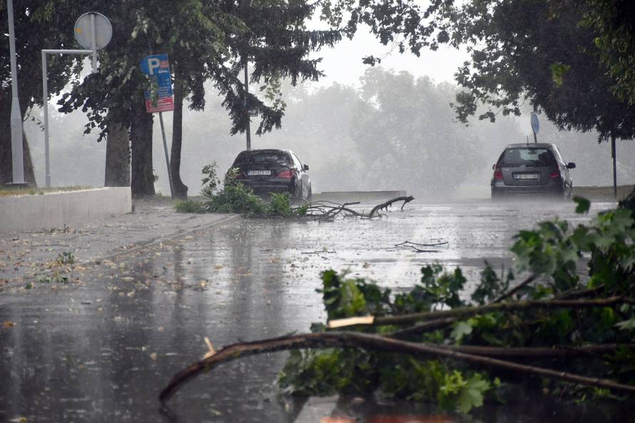 FOTO Dvoje ljudi ozlijeđeno u oluji koja je poharala Zagreb, velika šteta i u Slavoniji...