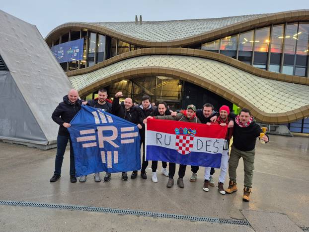 FOTO Hrvatski navijači svugdje su show! Dominiraju i u futsalu. Utakmicu pratio i Mandžukić