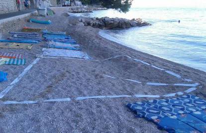 Domišljatost u Brelima: Mjesto na plaži označuju WC papirom