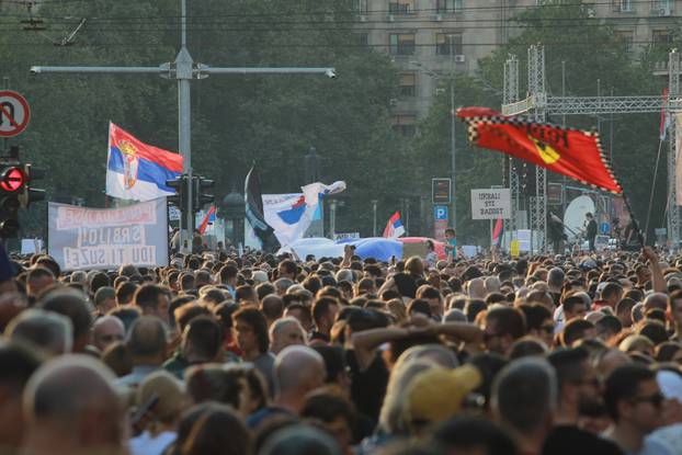 Beograd: Tisuće građana na ulicama na prosvjedu pod nazivom "Srbija protiv nasilja"