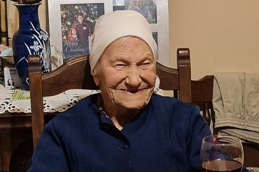 Vitalna i za šalu raspoložena baka Rita: 'Proslavila sam 106. rođendan uz obitelj, tortu i viski'