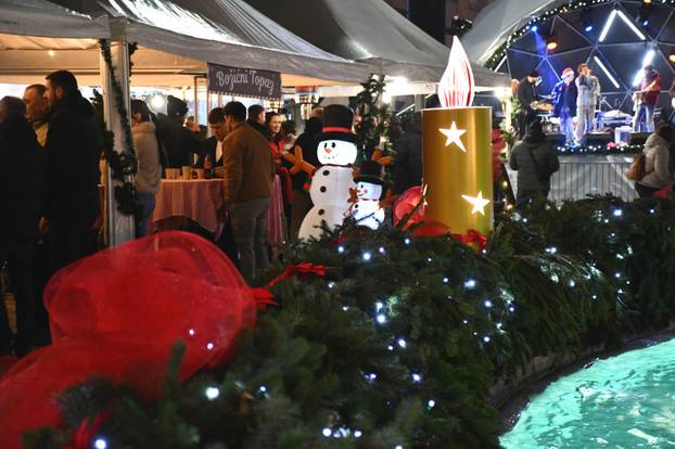 FOTO U Slavonskom Brodu zapaljena 3. adventska svijeća