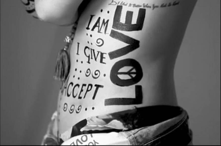 Paris u toplesu za humanitarne svrhe: Znam svoj status i priču