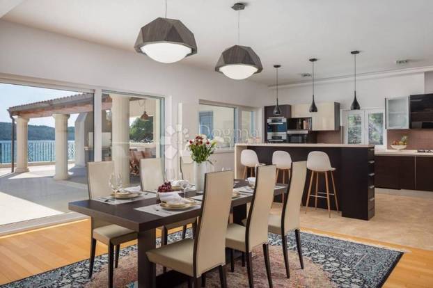 FOTO Ova luksuzna vila kod Šibenika ima čak dva bazena, a prodaje se za 5 milijuna eura