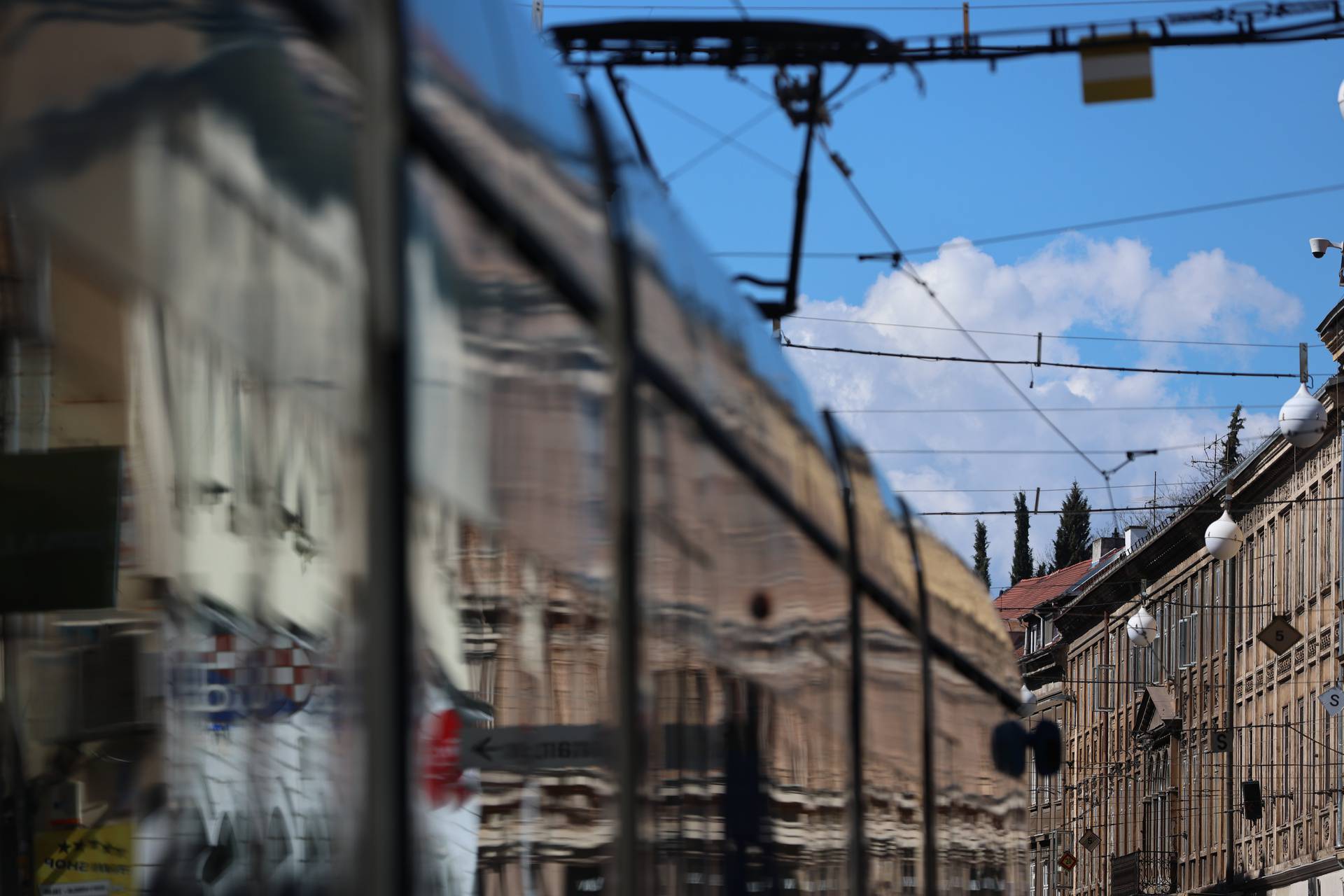 Zagreb: Gradska svakodnevnica u centru tijekom sunčanog dana