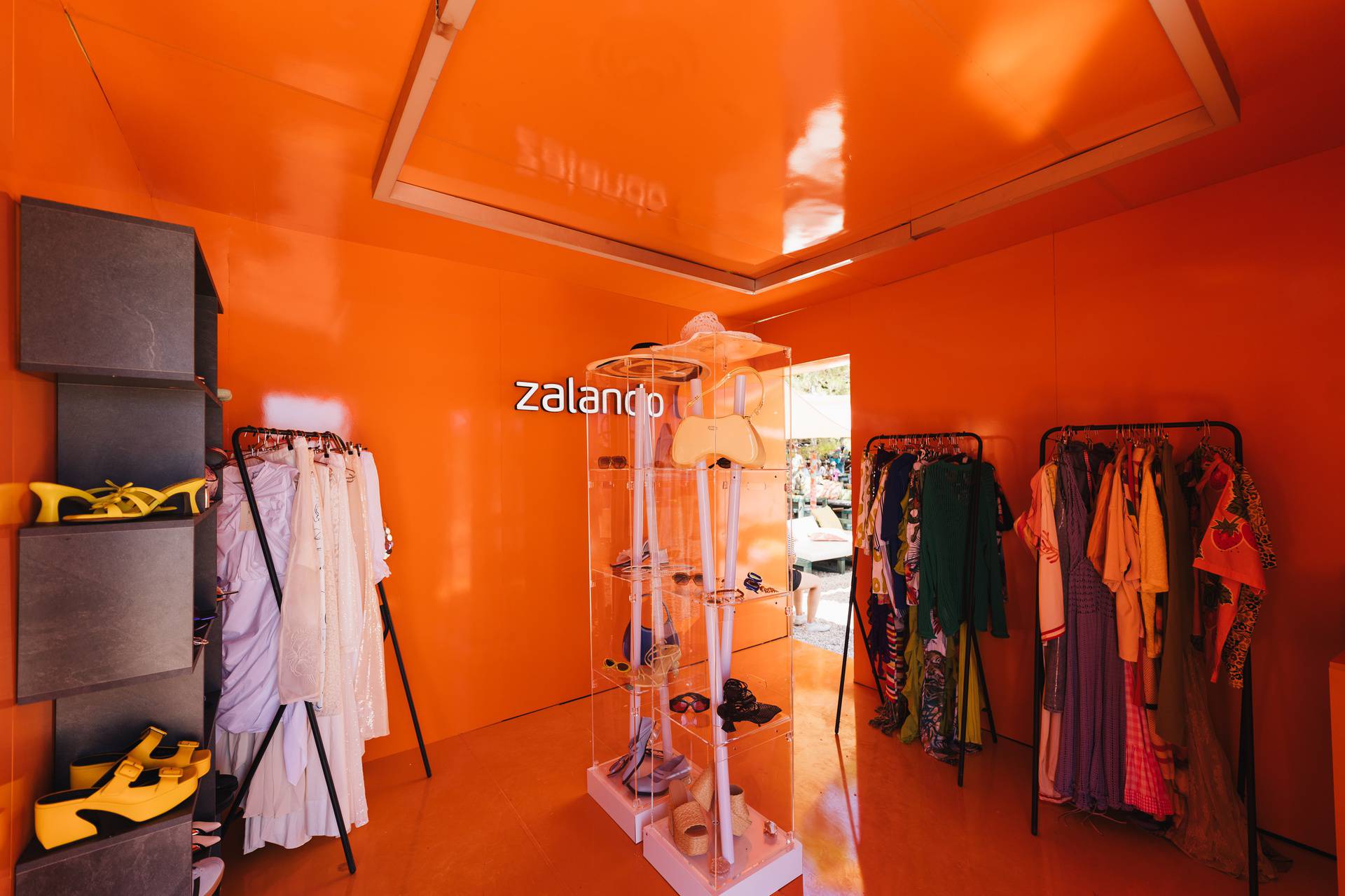 Modni pop-up showroom na Zlatnom ratu oduševio kupače