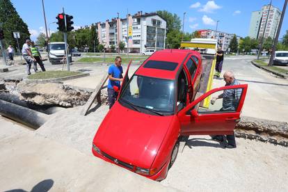 FOTO Autom uletio na gradilište u Karlovcu pa upao u jarak