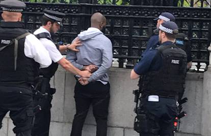 S nožem u ruci vikao i  trčao prema  britanskom parlamentu