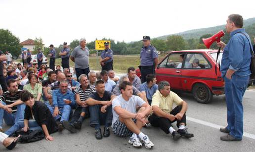 Radnici blokirali Vinjane Donje  zbog plaća, najavili nove akcije