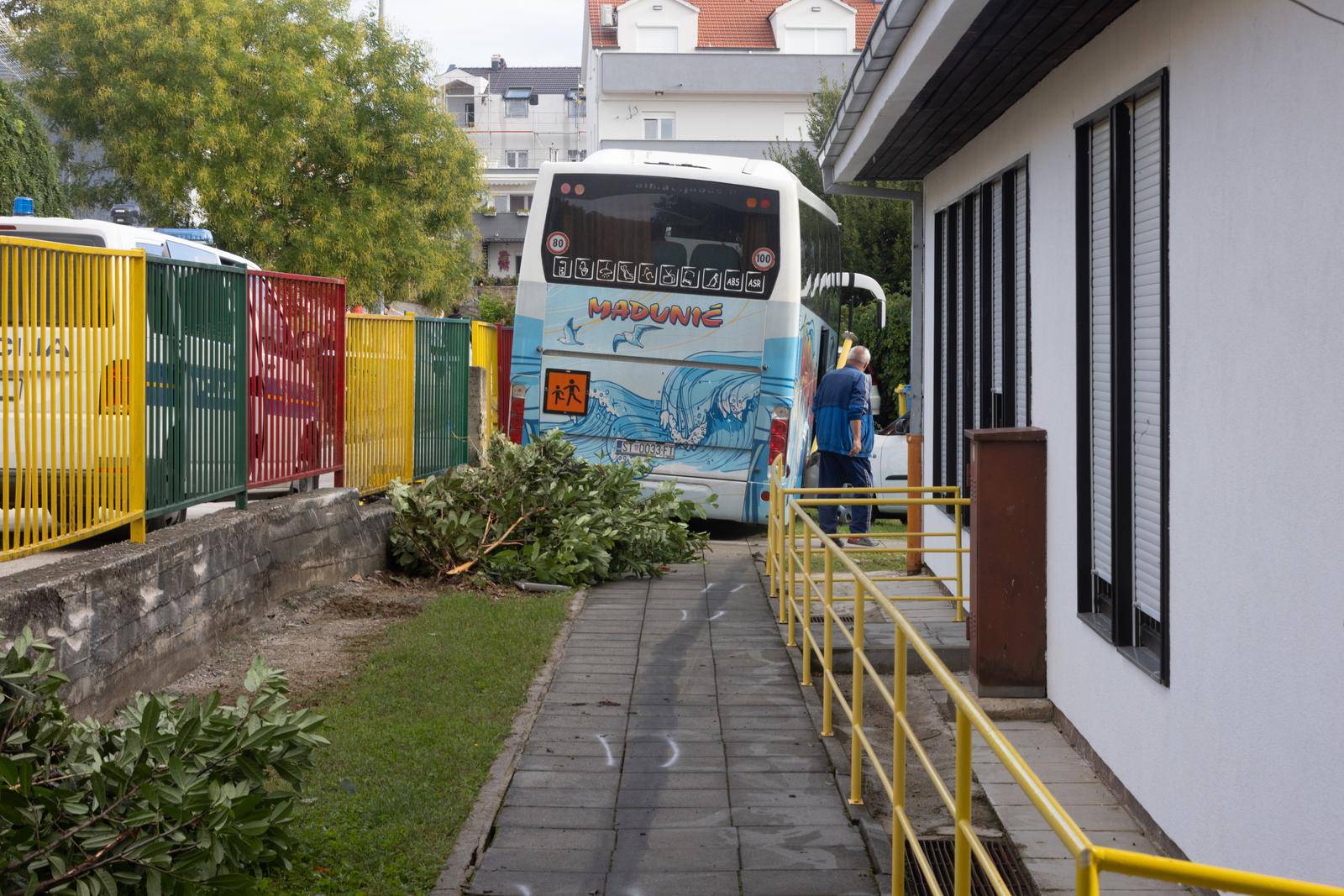 Sinj: Autobus uletio u dvorište dječjeg vrtića