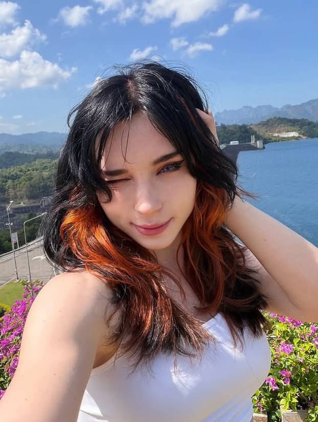 FOTO I zgodna i talentirana: Umjetnica pretvorila erotske crteže u milijunsku karijeru!