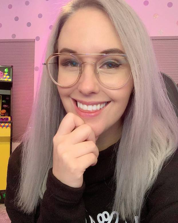 FOTO Bila je vruća fantazija 'geekova', a onda su joj hakeri ukrali gole fotke i objavili ih