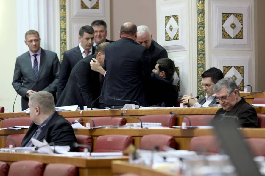 Culej  opsovao i  napao Pernara: 'Balavac jedan, sram te bilo!'