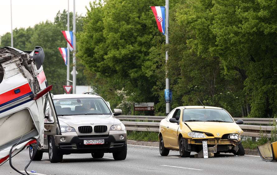 Sanitetsko vozilo prevrnulo se kod Arene, dvoje ozlijeđenih